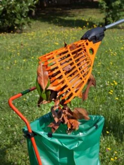 Magic Fly® Leaf Rake 8 Magic Fly® Leaf Rake -Outdoor Zone 3 4 crop 8611047 05V tif