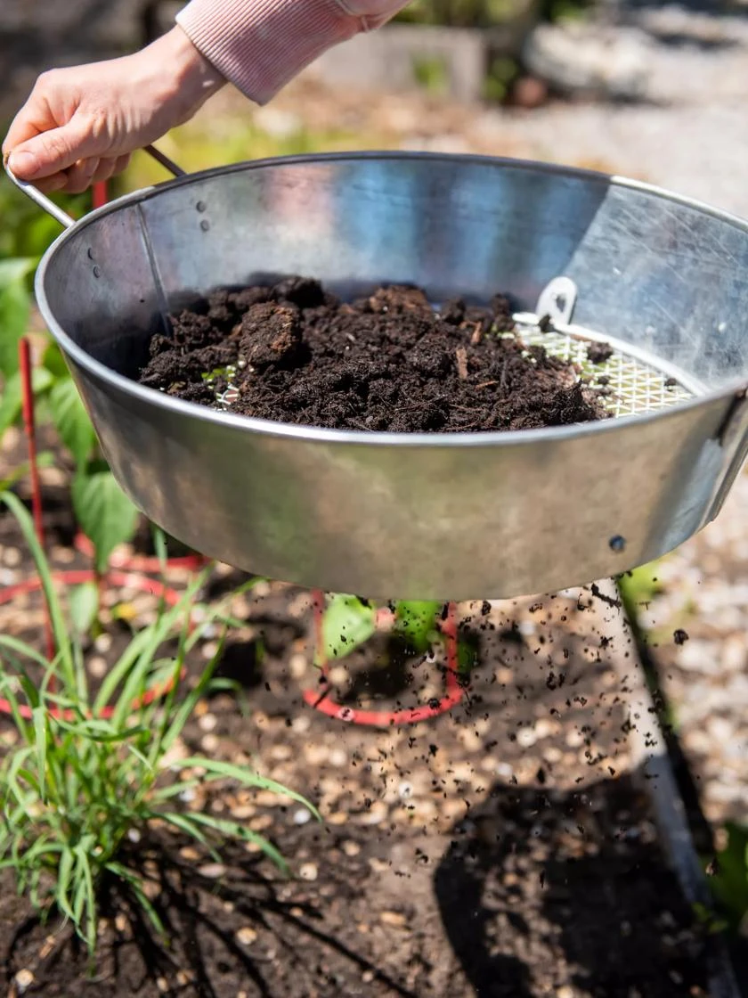 Gardener's Compost Soil Sifter 4 Gardener's Compost Soil Sifter - Image 4